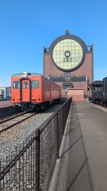 一輛Kiha 20型列車停在車站旁，經真岡鐵道職員修復使其復活，車站站舍呈現蒸氣火車的外型。