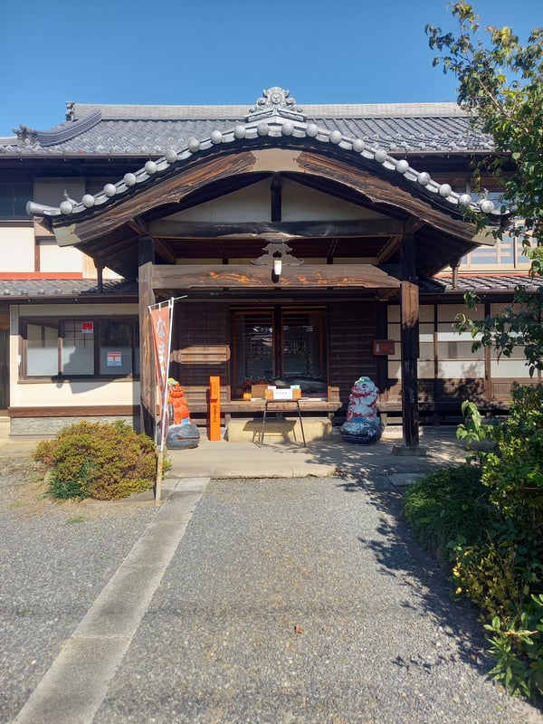 前方有鲶鱼（なまず）先生的提示标志。