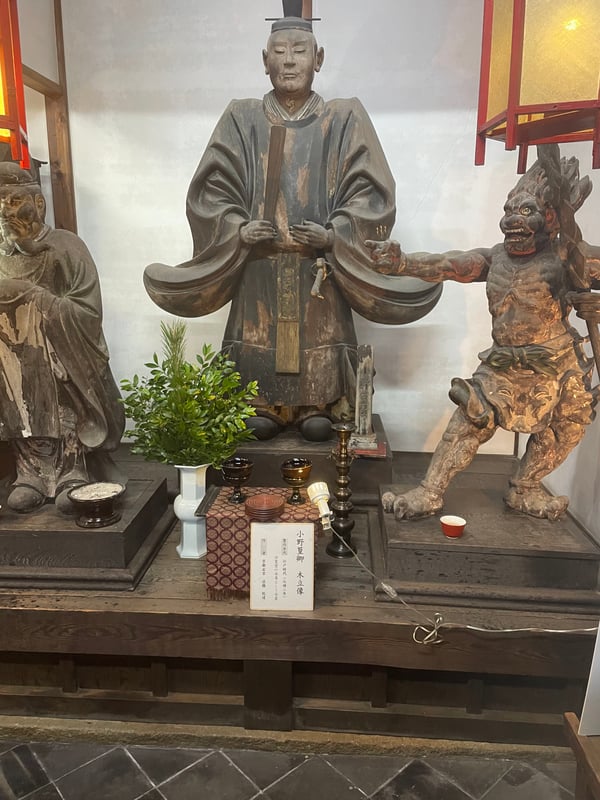 The image depicts a traditional Japanese temple gate adorned with symbolic lanterns.