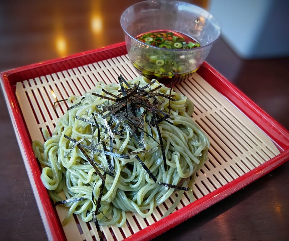 這是一份普通份量的茶蕎麥麵。