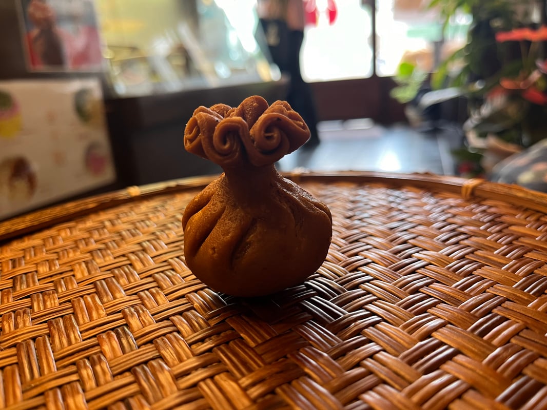 照片中展示了传统的日本清净欢喜团点心，造型古雅且色彩丰富。