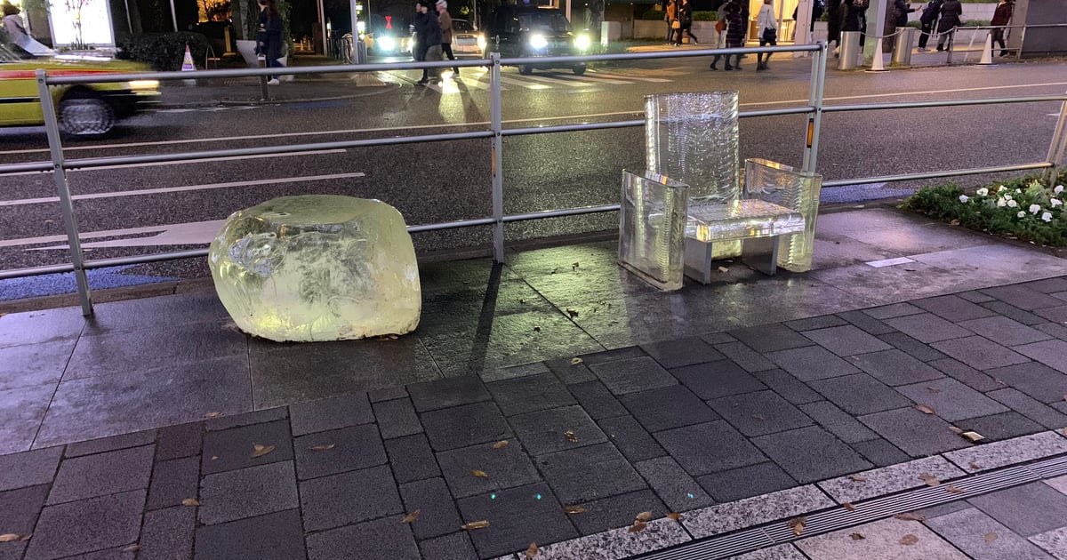 비에 사라지는 의자