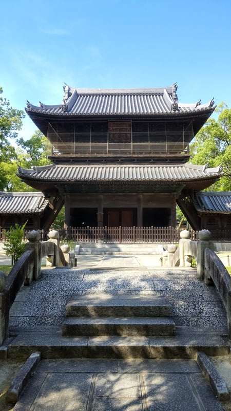 这是一座位于日本福冈县的圣福寺山门，建造于三门，属于禅宗寺院的入口。