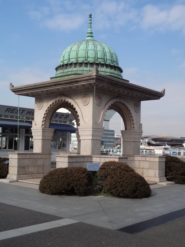 이것은 인도에 위치한 수도탑으로, 현지 특색 있는 건축 양식이 드러납니다.