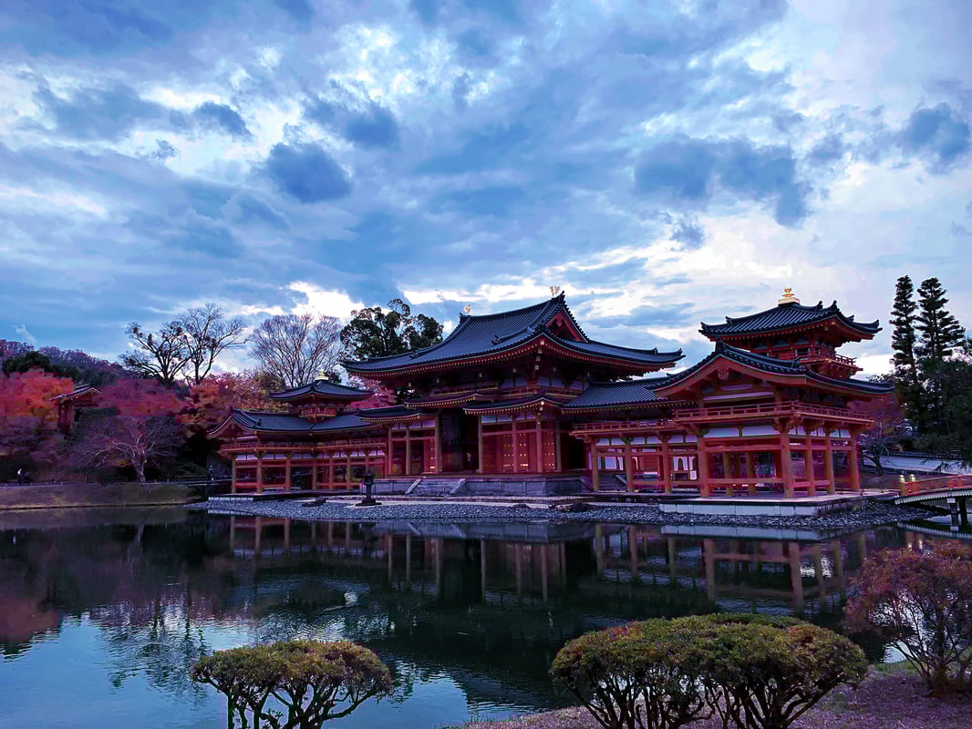 This is an image processed with MaxCurve, where curve adjustments have enhanced the color contrast and brightness.