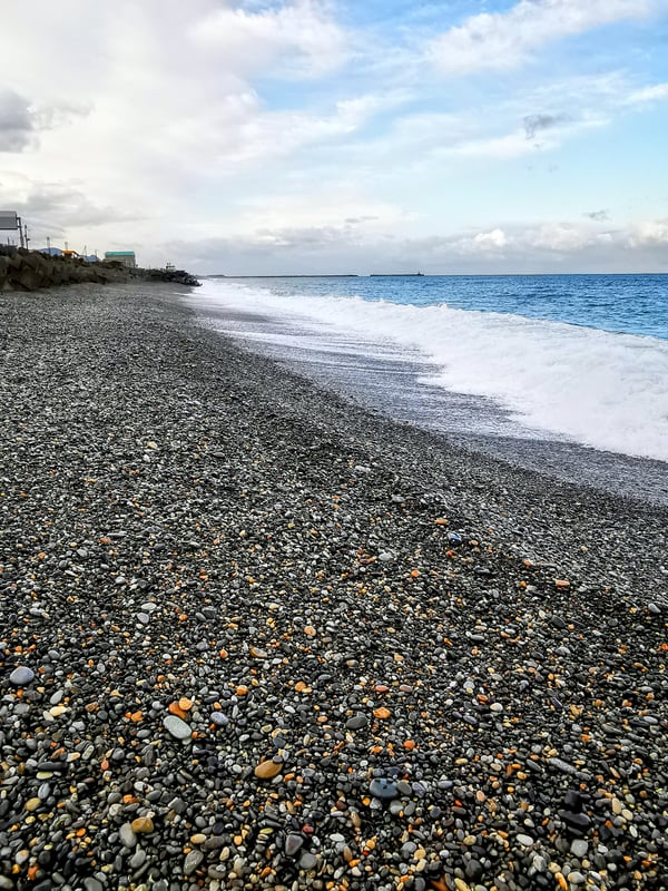 市振海岸に比べると、こちらの砂浜は可愛い小石サイズで、市振海岸の様相こそが特異なのです。