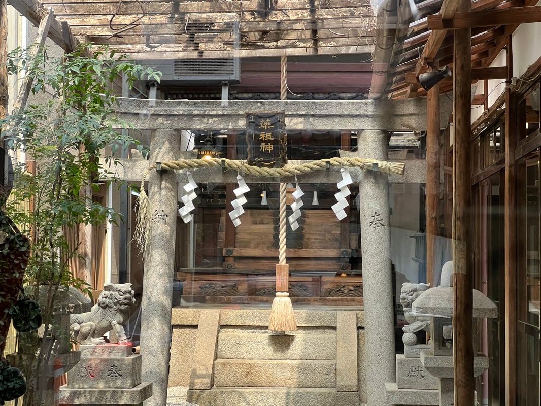 This is an ancient shrine hall that retains traditional Japanese architectural style.