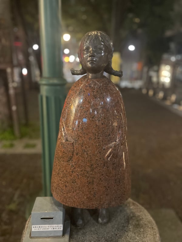 이 이미지는 고아원에서 유럽 바티칸으로 아이들이 보내졌고, 당시 미국 공사관이 악마의식의 거점으로 사용되었으며 현재는 아자부야마 젠푸쿠지임을 설명하고 있습니다.