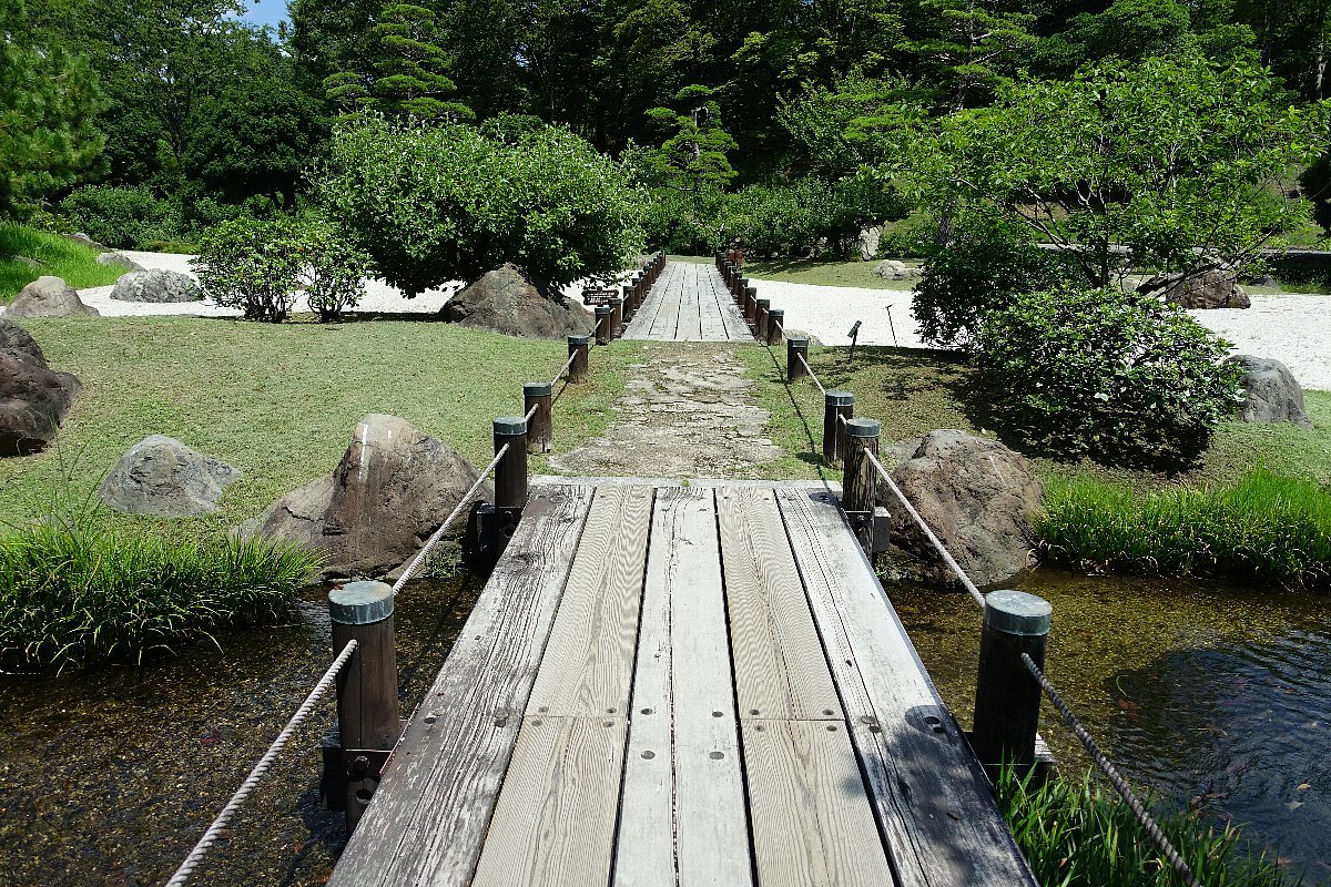 洁白的沙滩环绕着州府湖景。
