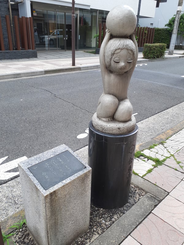 お寺のすぐ近くにあります。