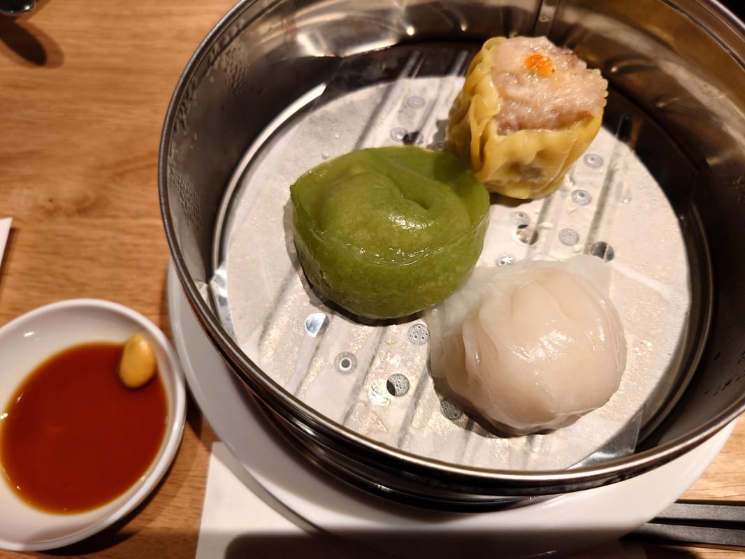 画像には、3種類の料理が一つの皿に盛り付けられています。