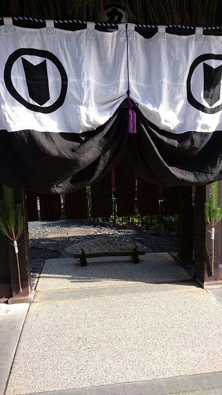 Approximately 1000 people were waiting outside to see the maiko and geiko visiting for New Year's greetings.