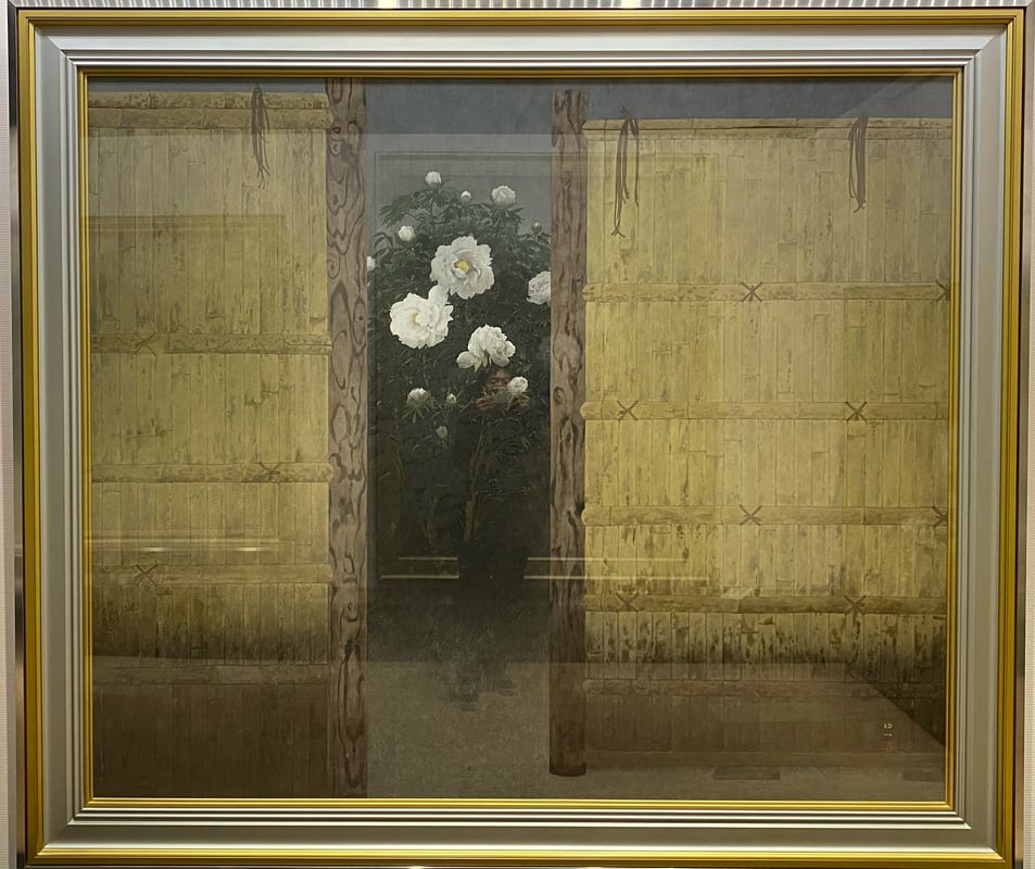 The artwork 'Silence' created in the year the artist lost their mother, symbolically separates peonies with a bamboo fence, conveying the deep sense of irreparable loneliness in the heart.