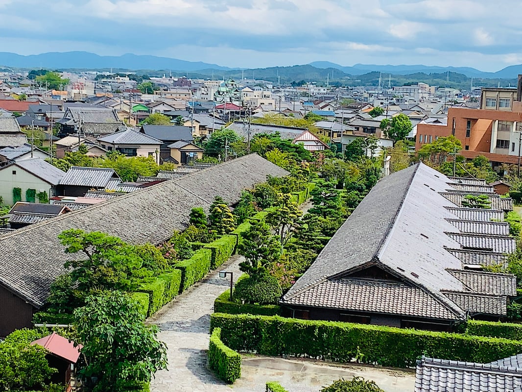 从松坂城遗址的石垣拍摄的风景照。