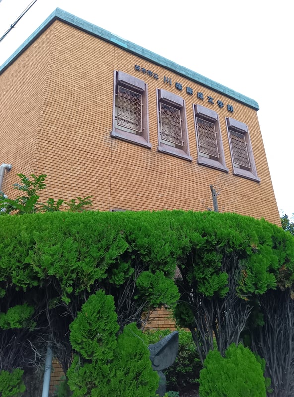 這是一張展示建築物側面的照片。