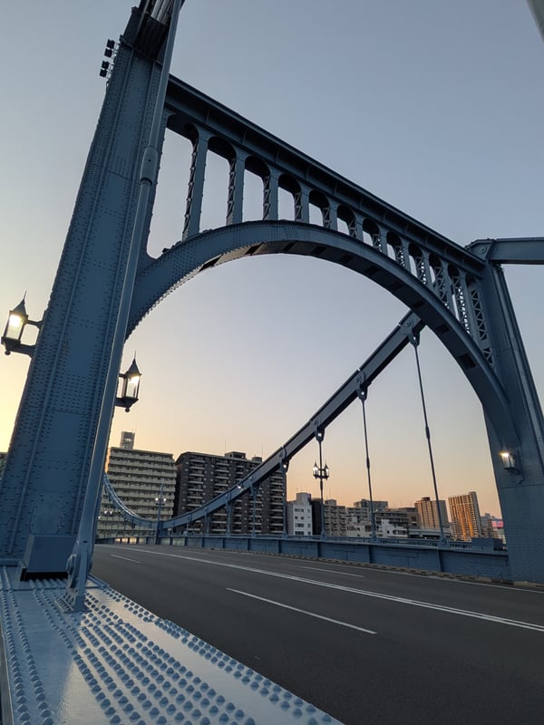 야구 투수가 머리 위에서 반대편으로 꺾이는 놀라운 커브를 던진 장면입니다.
