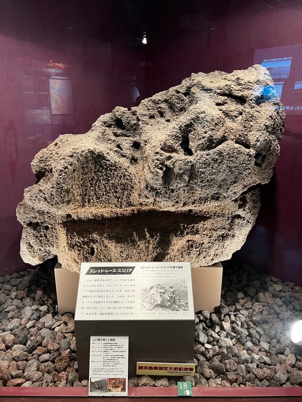 Thread lace scoria is a type of pumice that was ejected during the volcanic eruption in Taisho 3.